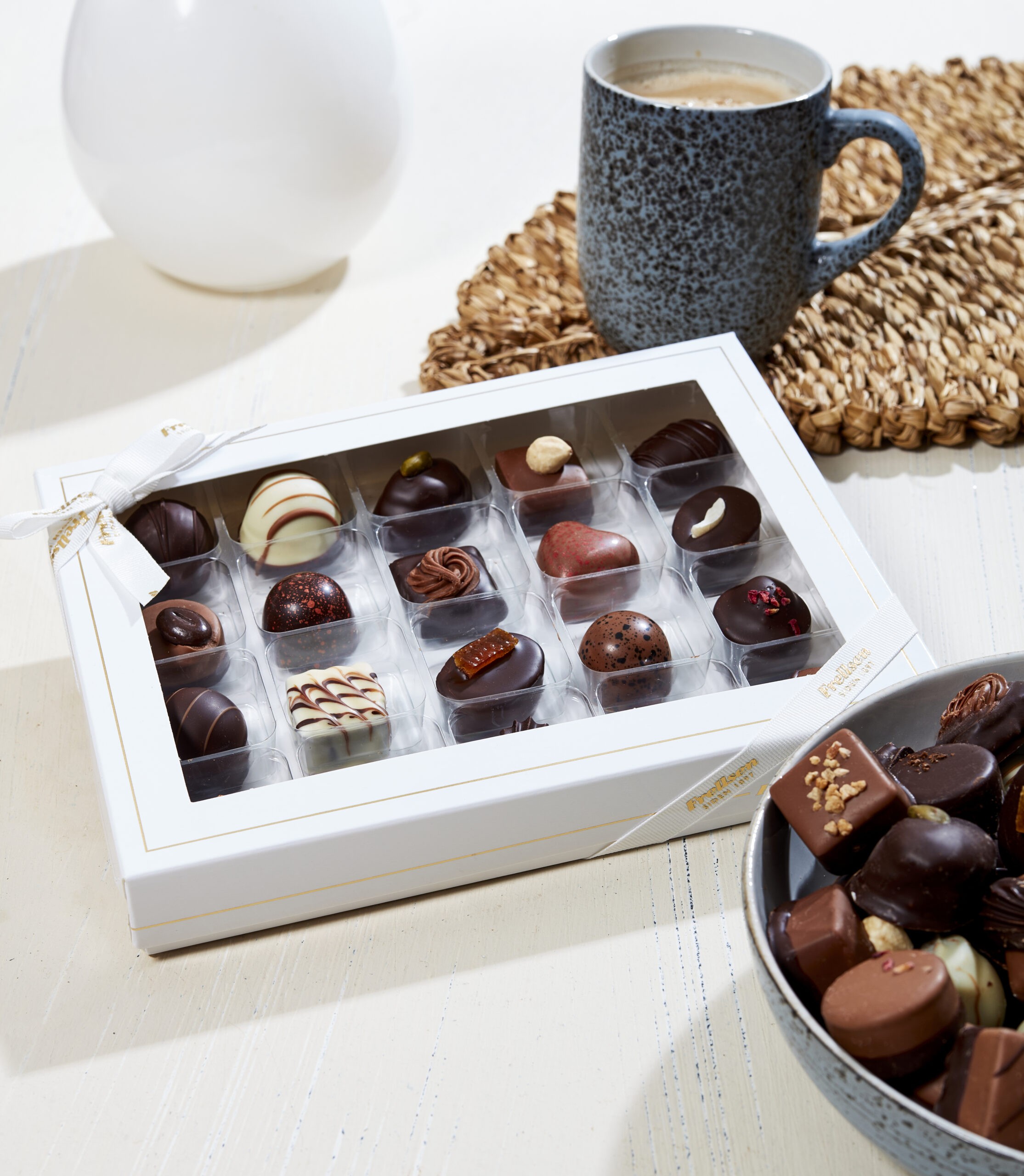 250 gr. Fyldt choko æske Fyldte chokolader, 20 stk. - Billede 1